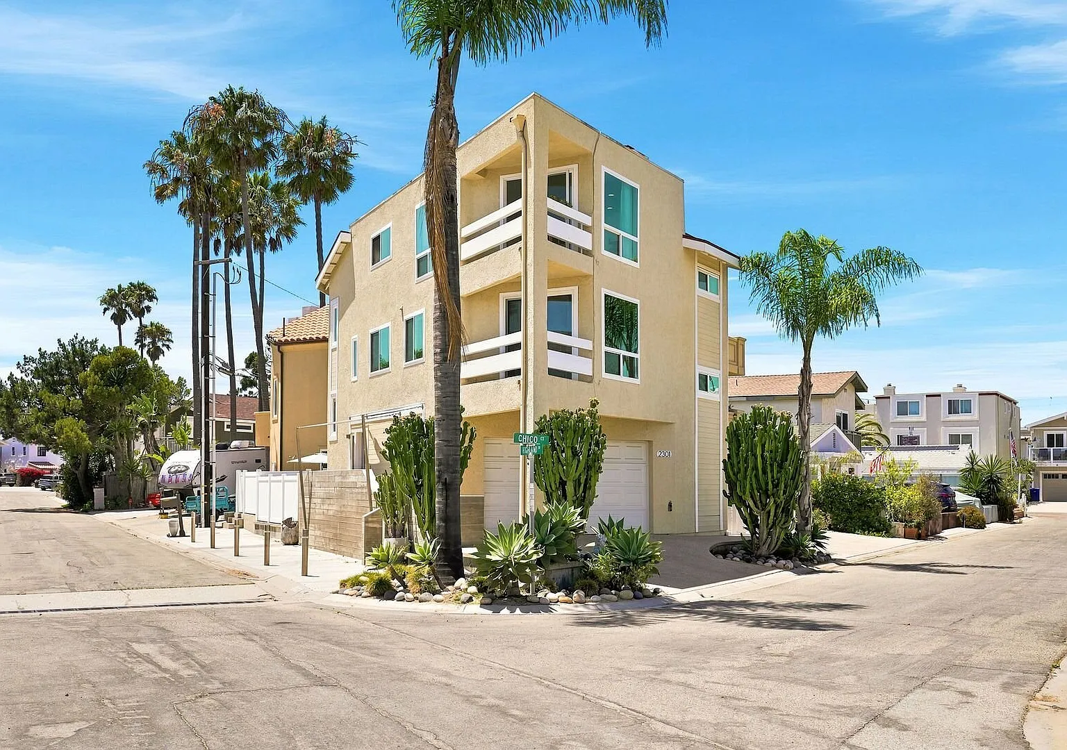 Oxnard / Silver Strand Beach / 2 bedroom 1 full bathroom with 2 half bathrooms — Photo 1
