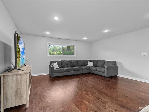 3rd image of 140 Cypress Dr
