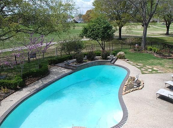 3rd image of 522 Fox Briar Ln