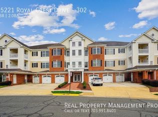 15221 Royal Crest Dr APT 302, Haymarket, VA 20169