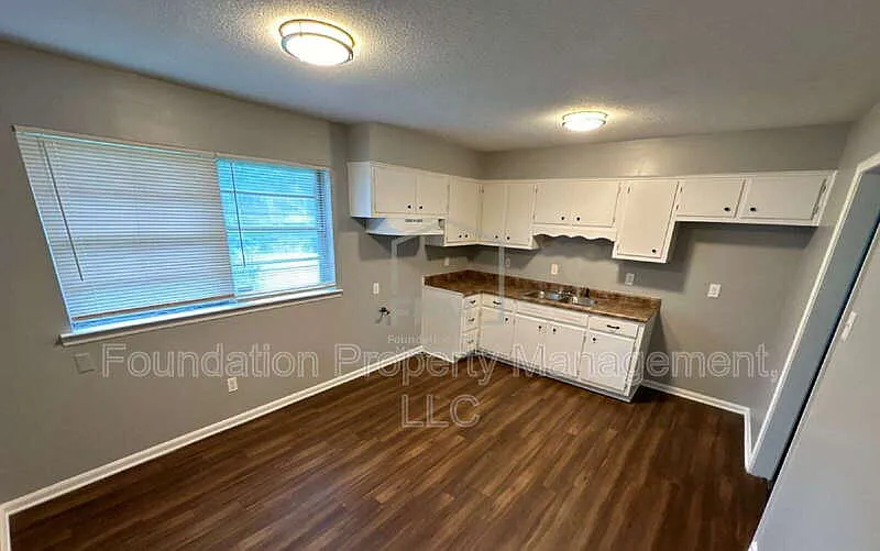 3 bed, 1.0 bath, 957 sqft, $1,000 — Photo 3