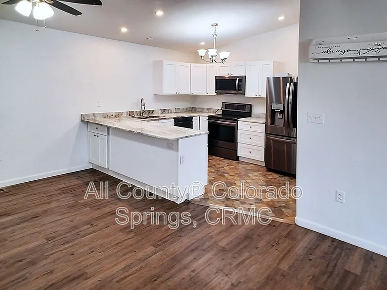 53 Royal Crest Dr — Photo 5