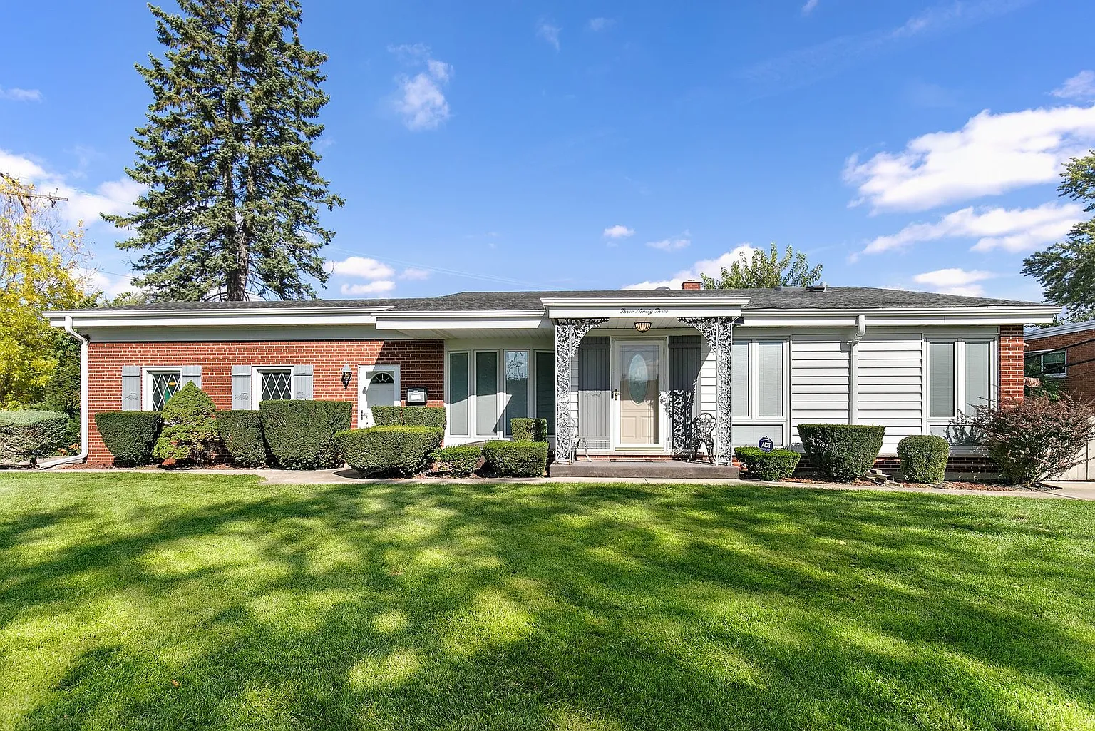 393 E Park Ave photo 1