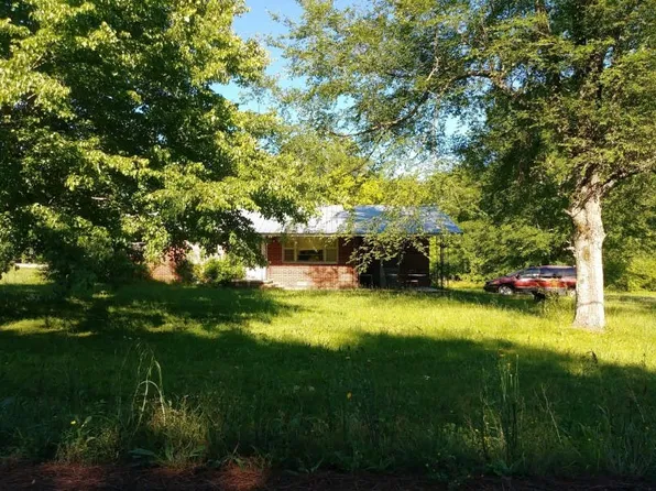 829 Beacon Rd, Parsons, TN 38363