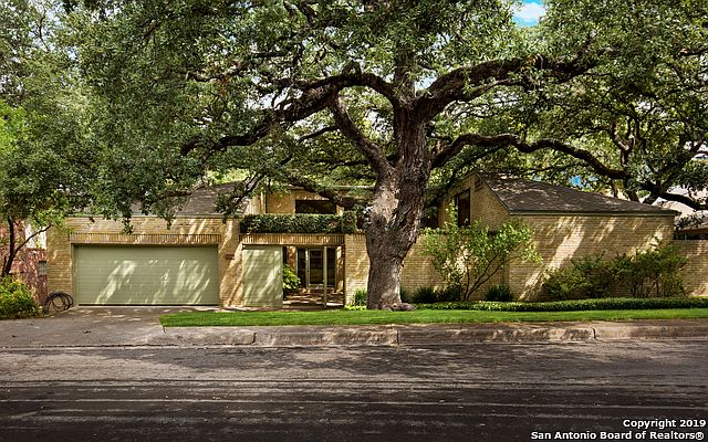 1st image of 2823 Woodcrest Dr