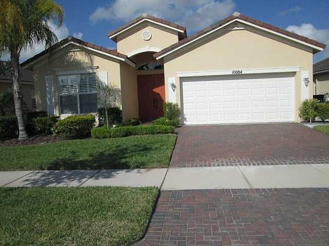 Home For Sale In Heritage Oaks