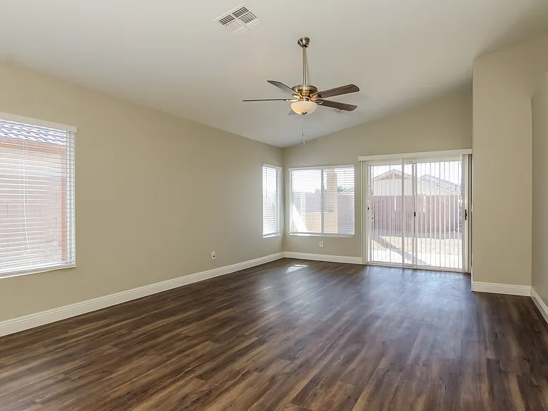 15441 W Port Royale Ln — Photo 2