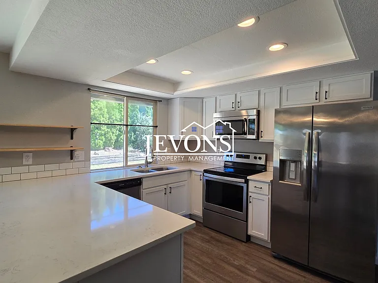 803 S 68th Ave — Photo 2