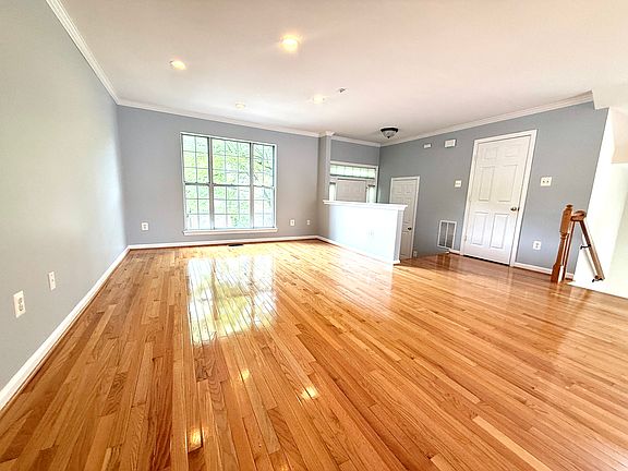 5th image of 10123 Vanderbilt Cir