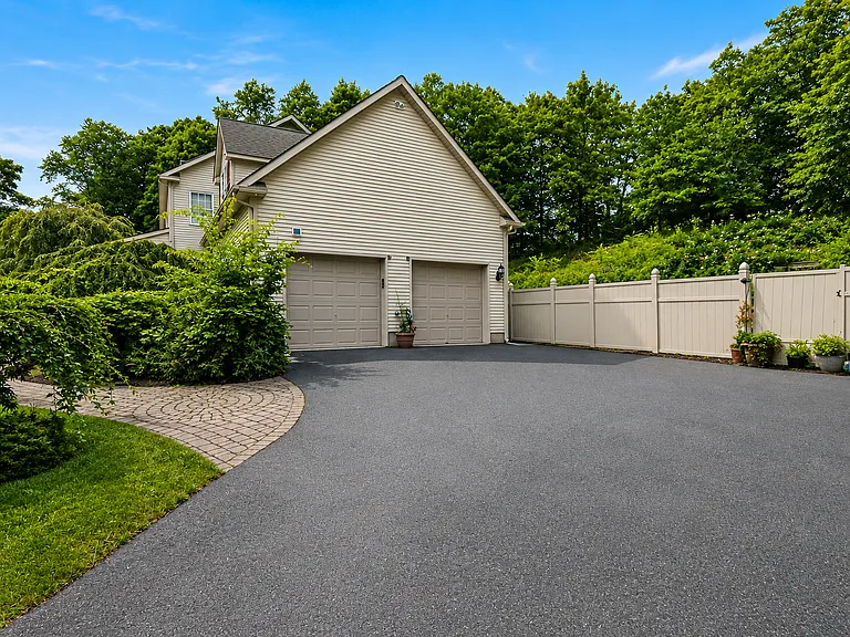 4 McNamara Dr — Photo 40