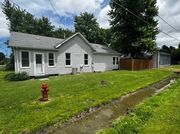 215 E Main St, Tamaroa, IL 62888