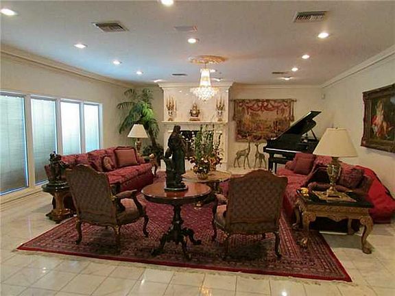 4th image of 908 Thunderbird Dr