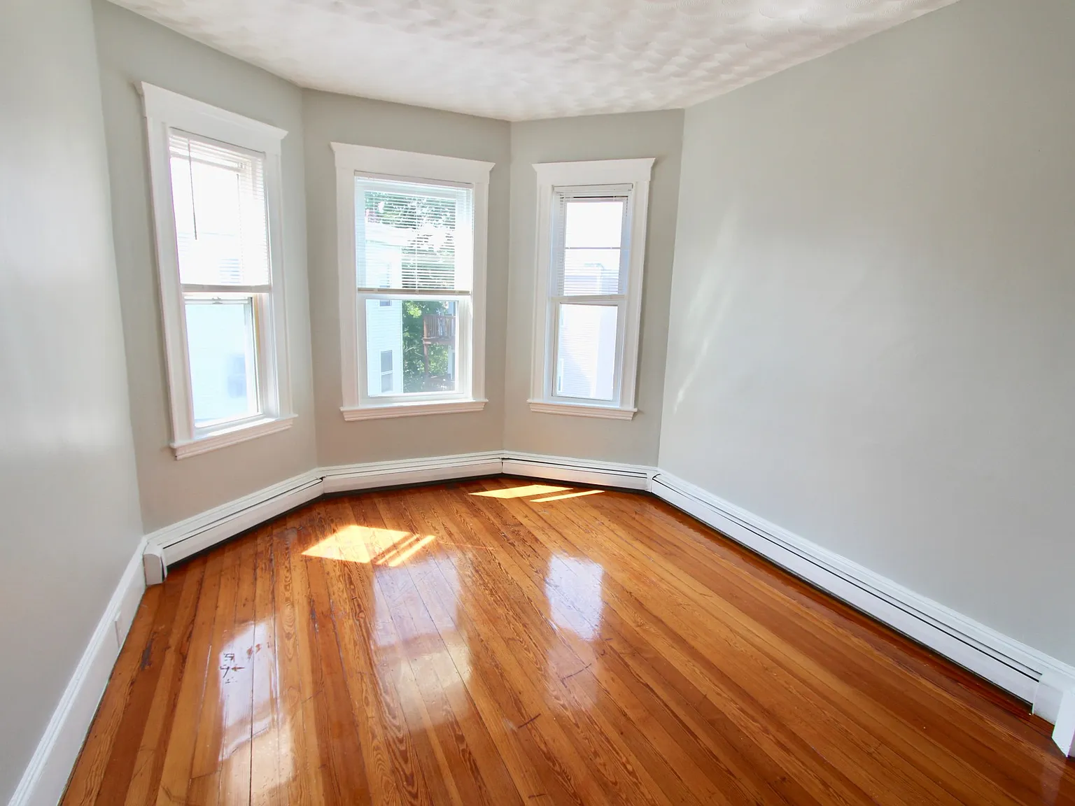 4 bed, 1273 sqft, $3,500 — Photo 4