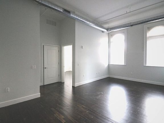 4th image of 132 Temple St Unit 202