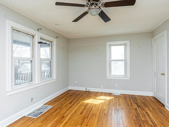 5th image of 105 Lowell Ave