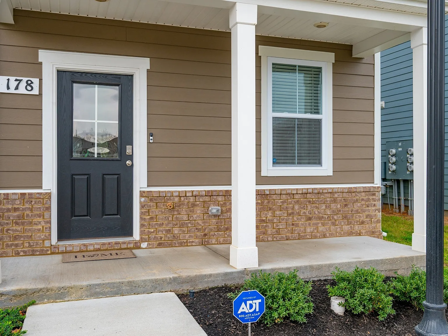 3 bed, 2.5 bath, 1422 sqft, $2,000 — Photo 2