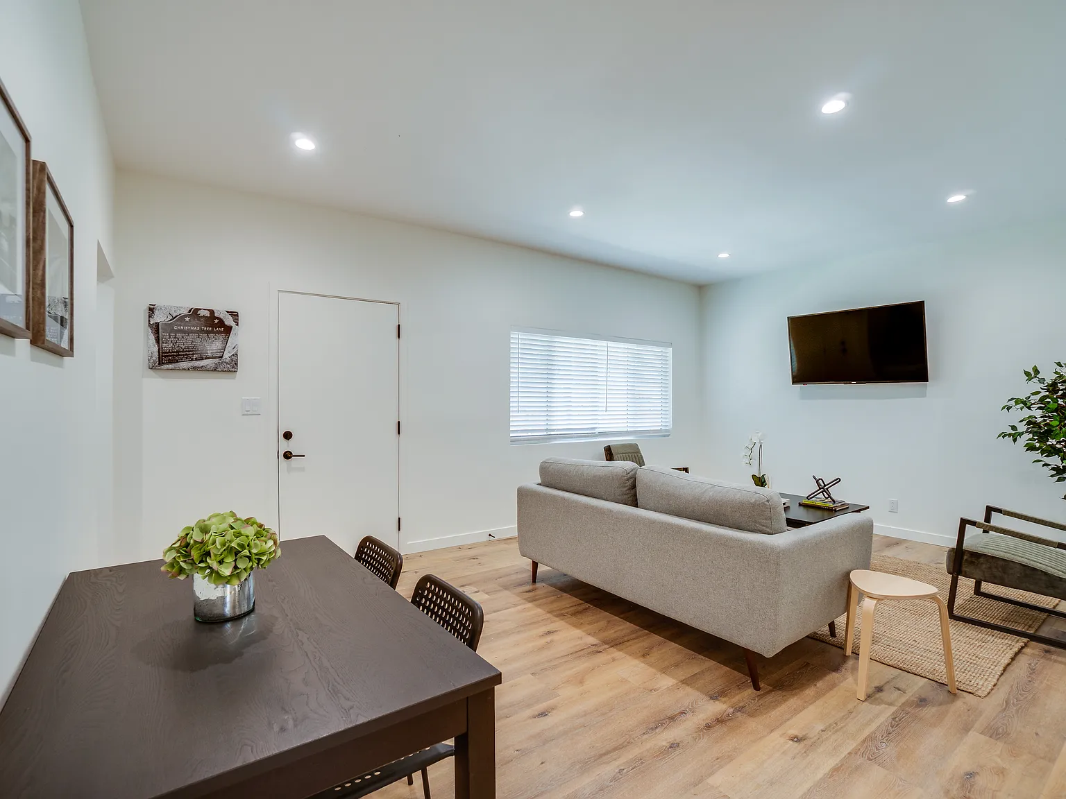 3 bed, 1056 sqft, $7,650 — Photo 3