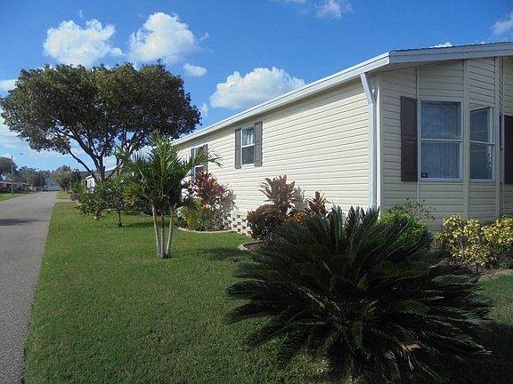 4th image of 2621 Lake Haven Dr