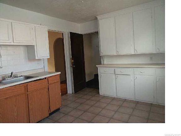 5th image of 230 Comstock Ave