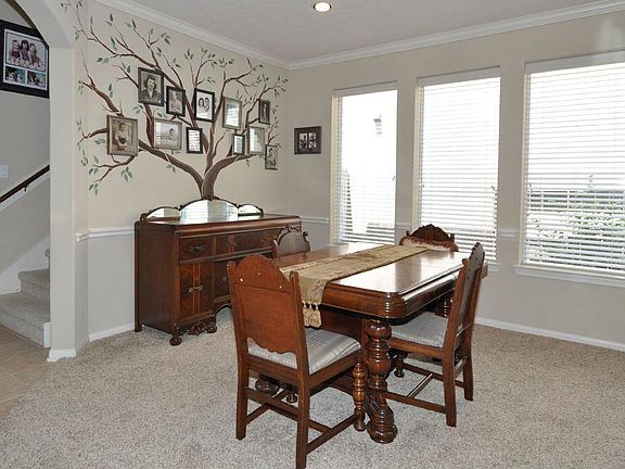 Decorator paint accents throughout the home!