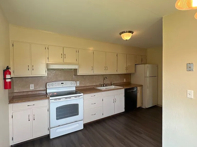 704 Torrey Ln — Photo 9