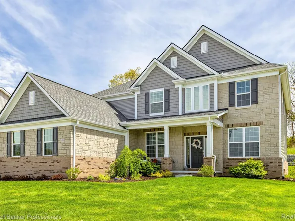 4151 Newgard Dr, Lake Orion, MI 48360