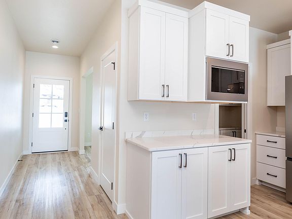 4th image of 520 Leondard St