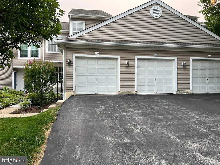 121 Lewisville Ct — Photo 2
