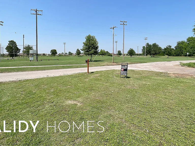 601 W Caddo St — Photo 8
