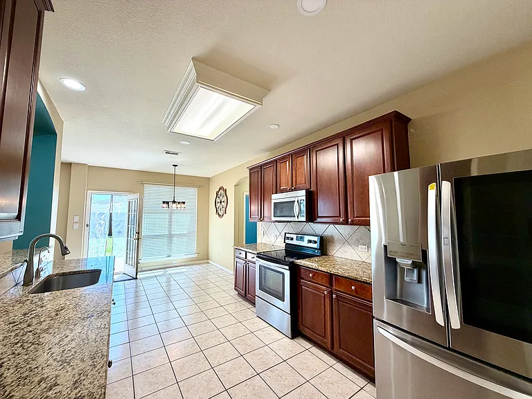 902 Rockton Dr — Photo 3