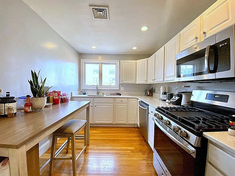521 E 2nd St #1 — Photo 2