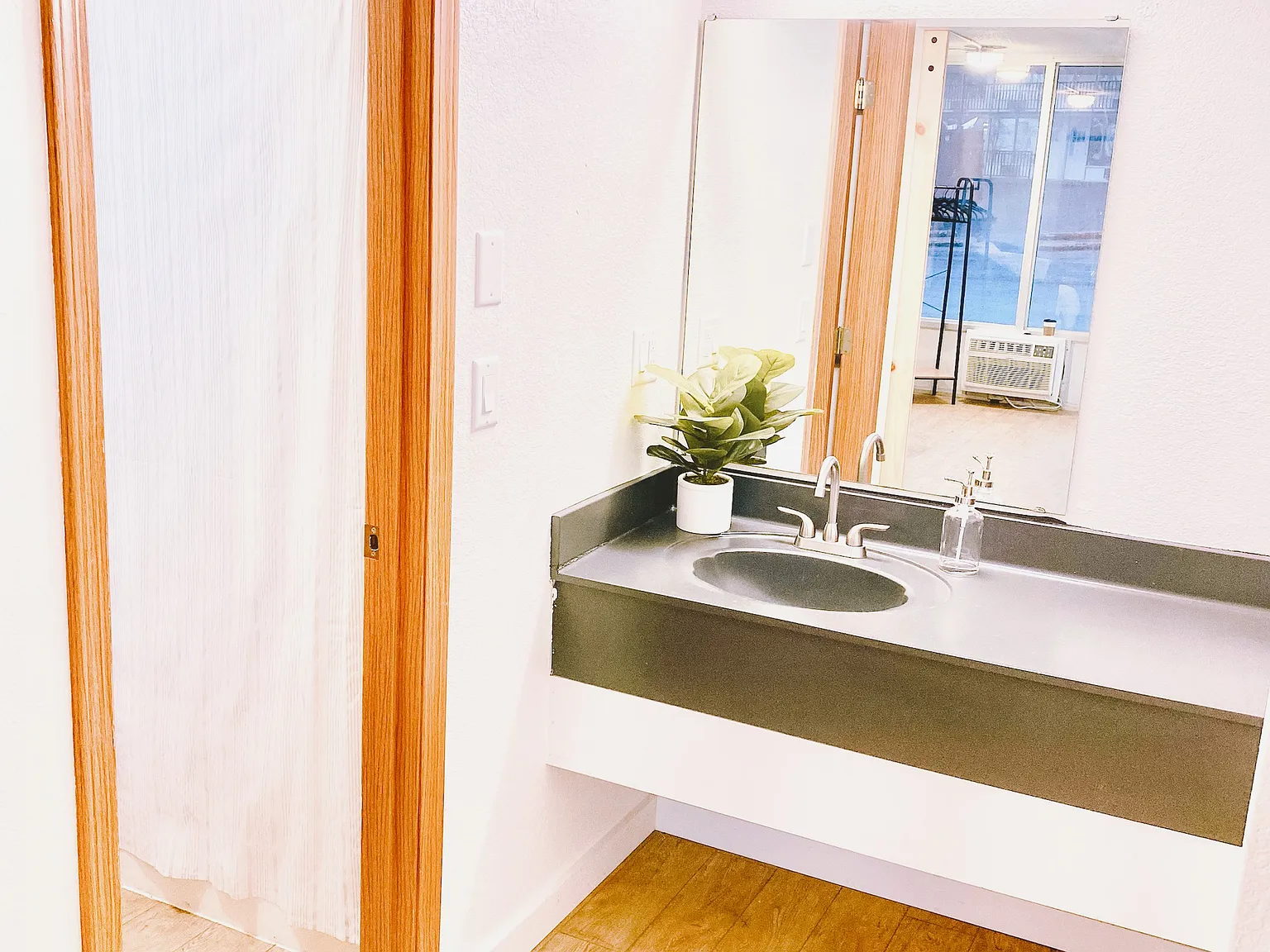 Studio, 300 sqft, $775 — Photo 4