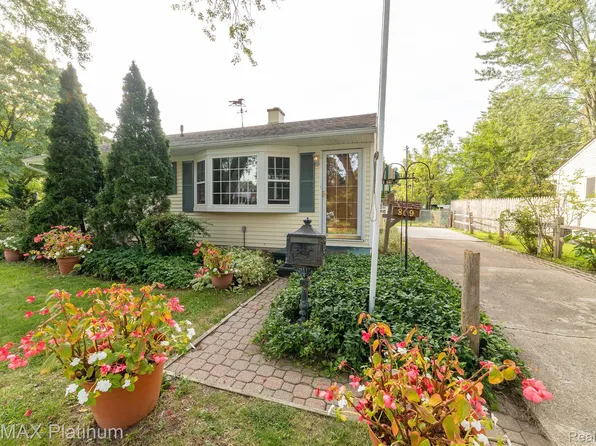 809 Riddle St, Howell, MI 48843