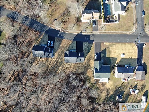 5th image of 293 Cedar Ave