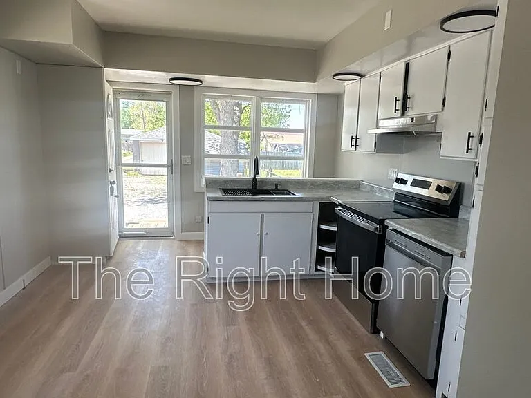 4525 N 70th St — Photo 10