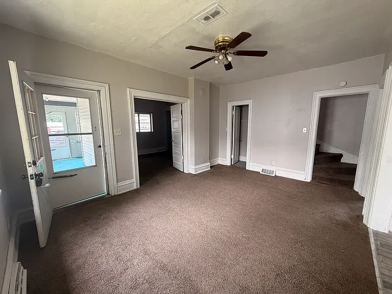 119 Whiting Ave — Photo 2