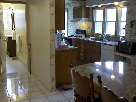 Spacious Hallway and Kitchen Breakfast Bar