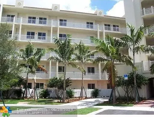 3600 Oaks Clubhouse Dr #505