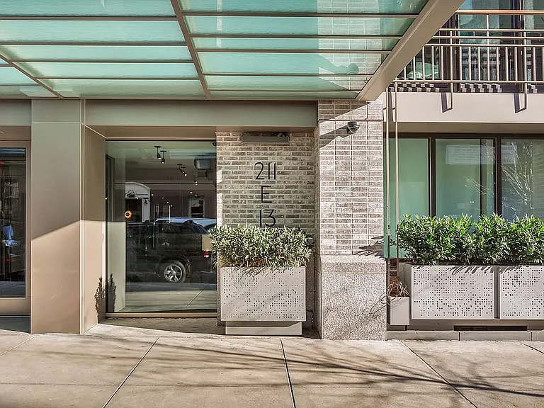 211 E 13th St #PENTHOUSE — Photo 15