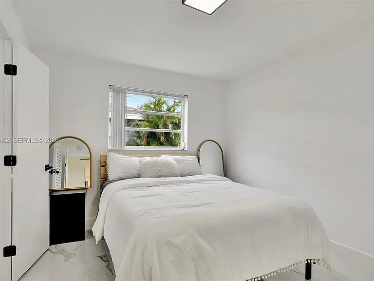 1220 NE 8th St — Photo 14