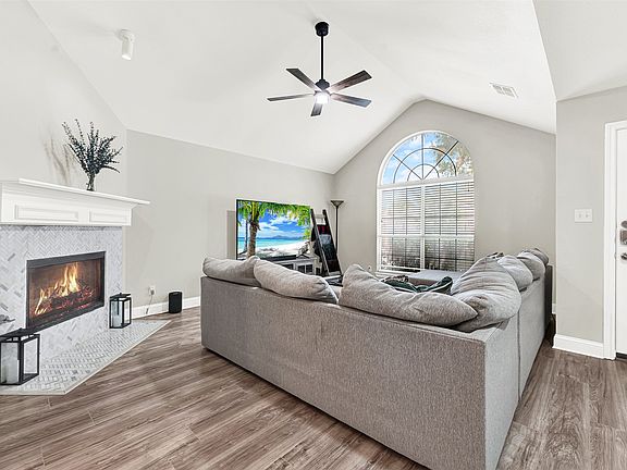 3rd image of 1410 Daffodil Ln