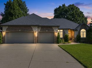 1019 W Parkhill Cir, Springfield, MO 65810