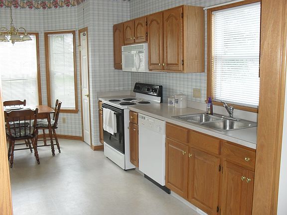 5th image of 213 Village Dr W