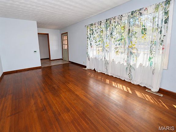 4th image of 40 Willow Ln
