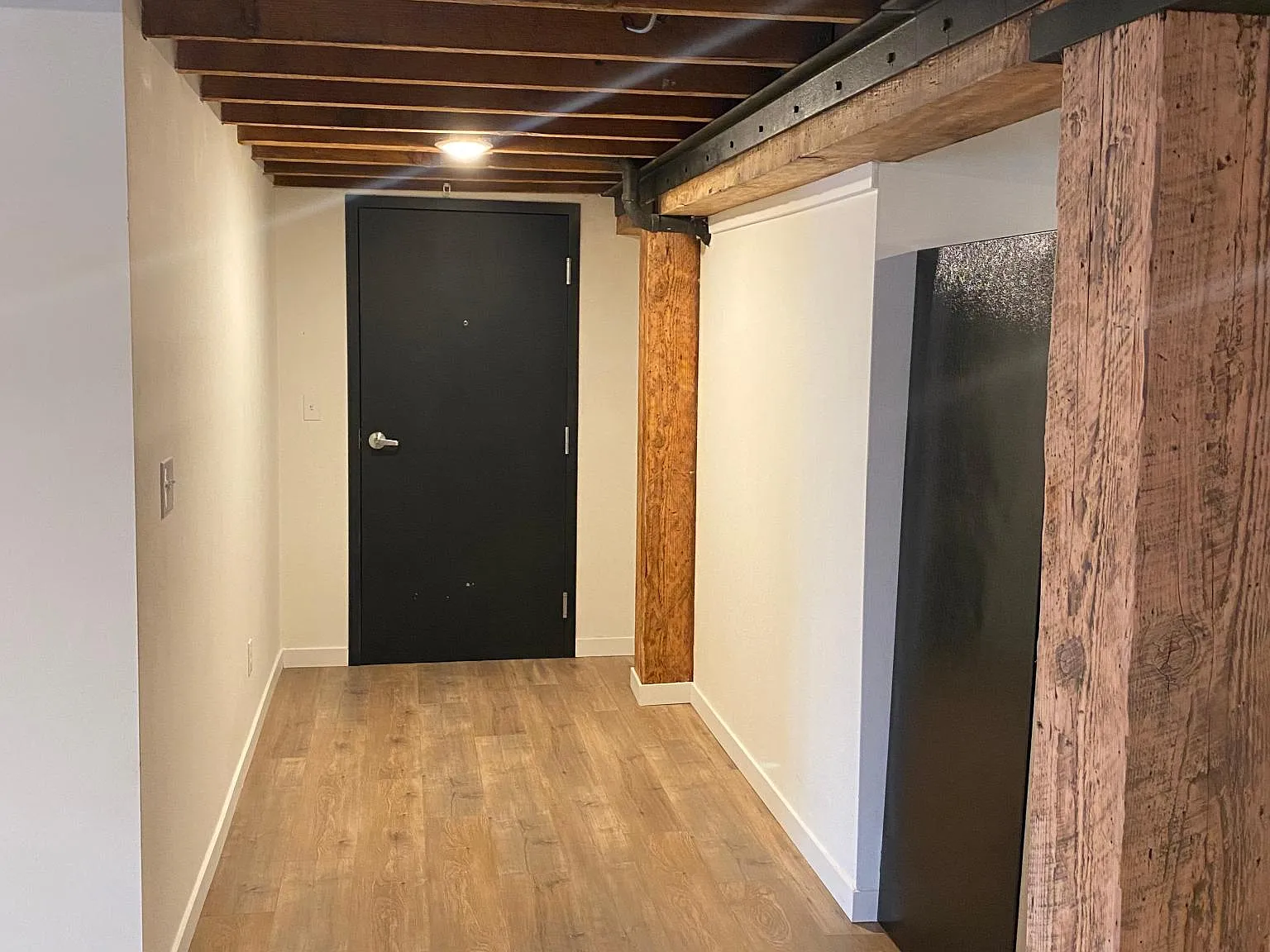 oversized entry with plenty of room for a desk or extra storage