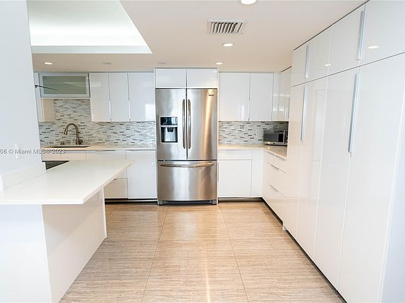 5th image of 6039 Collins Ave APT 817