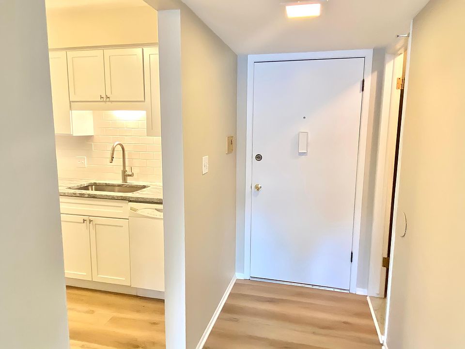 1st image of 507 E University Dr APT 406