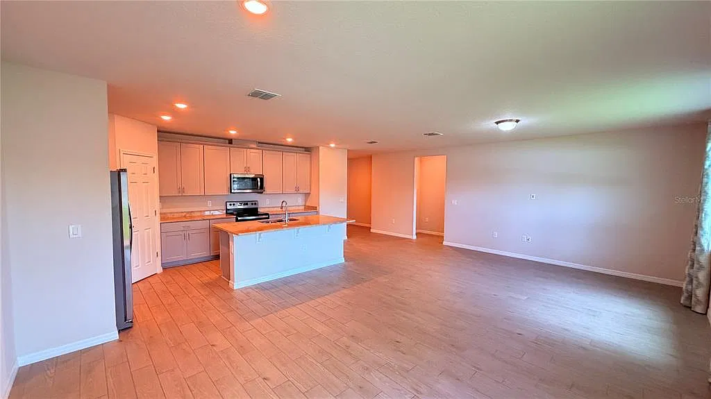 4 bed, 2.0 bath, 1823 sqft, $2,149 — Photo 4