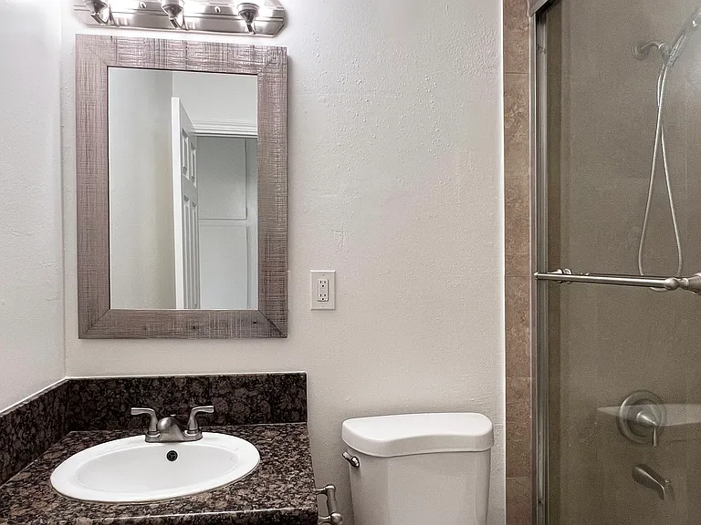 Orange Plaza Villa Apartments — Photo 12