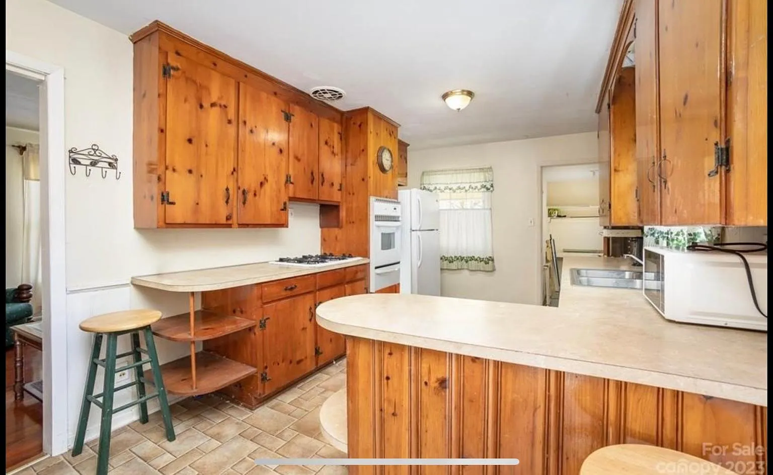 1211 Kenilworth Dr — Photo 3